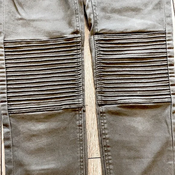 Woman’s Ultra Slim Stretch Soft Denim Jean - Picture 5 of 6